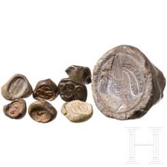 Fünf Abdrücke von Siegeln auf Ton, Tonmodel und Bronzepunze mit Raubvogel, griechisch, spätantik und frühislamisch, 3. Jhdt. v. - 8. Jhdt. n. Chr.