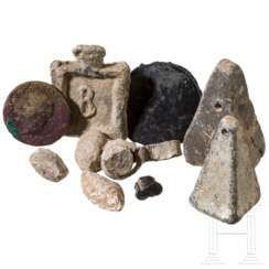 Zehn Kleinaltertümer aus Blei, Ton und Gagat sowie Bronze, hellenistisch und römisch, 3. Jhdt. v. - 1. Jhdt. n. Chr.