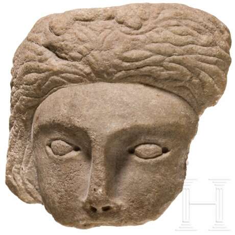 Fragment eines Frauenkopfes, römisches Vorderasien, 2. - 3. Jhdt. - Foto 1