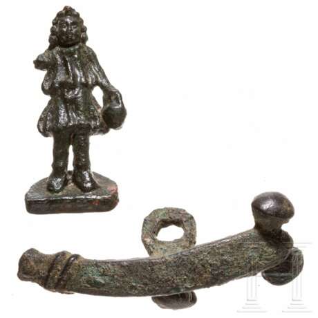 Miniaturstatuette eines Laren und Phallusamulett, römisch, 2. - 3. Jhdt. n. Chr. - Foto 1