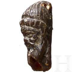 Kopf eines bärtigen Barbaren aus Bernstein, römisch, 1. - 3. Jhdt. n. Chr.