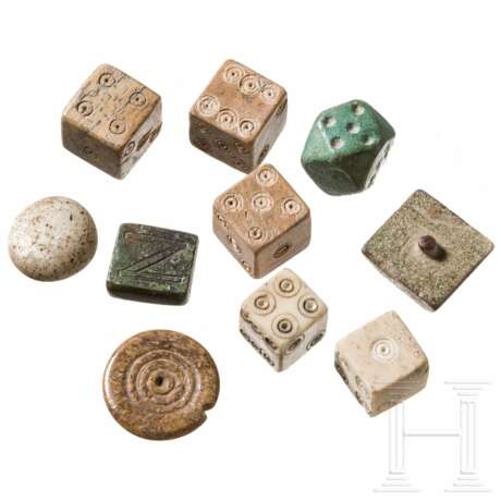 Fünf Würfel, zwei Spielsteine, zwei Gewichte und ein Zierknopf, meist römisch, 2. - 7. Jhdt. n. Chr. - photo 1