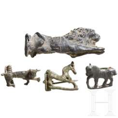 Drei Tierfibeln und eine Bleimodel in Löwengestalt, römisch, 2. - 3. Jhdt. n. Chr.
