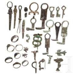 Acht Fibeln, zehn Schlüssel, sieben Ringe, vier Pinzetten und weitere Kleinobjekte, meist römisch, 2. - 3./14. Jhdt. n. Chr.