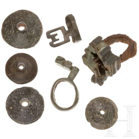 Vier Spinnwirtel aus Stein, zwei Schlüsselringe und ein Schlossmechanismus, römisch, 1. - 3. Jhdt. n. Chr. - photo 1