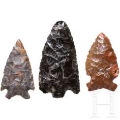 Drei paläoindianische Pfeilspitzen, zwei aus Feuerstein, eine aus Obsidian, Nordamerika, vor 1500