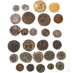 Zwei islamische Goldmünzen, drei griechische, 14 römische und byzantinische sowie acht persische Münzen