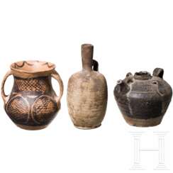 Drei Keramik-Gefäße, China, Tang-Dynastie (7. - 9. Jhdt.) bzw. spätneolithische Majiayao-Kultur (3000 - 2000 v. Chr.)