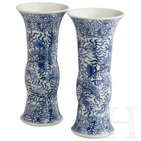 Ein Paar blau-weiße Gu-Vasen, Qing-Dynastie, 19. Jhdt. - Foto 1