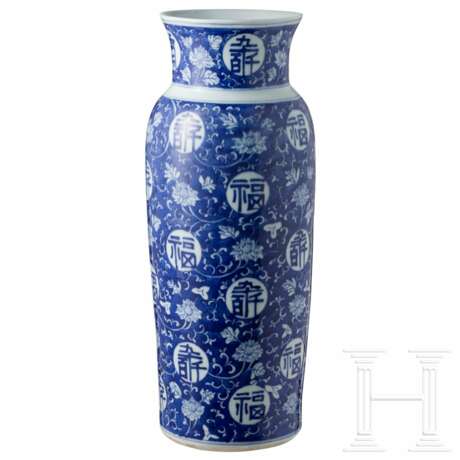 Große blau-weiße Vase mit Blumendekor, China, Anfang 20. Jhdt. - photo 1