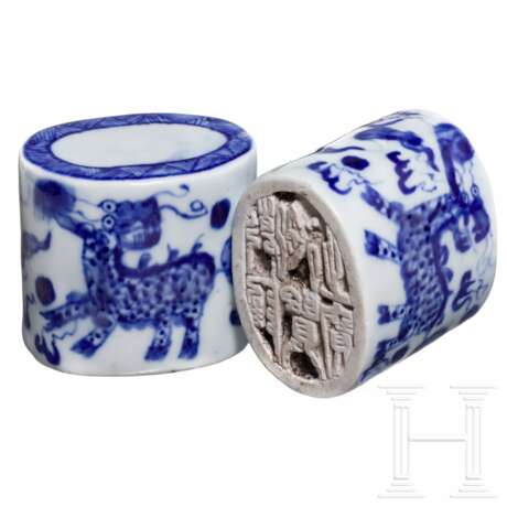 Zwei blau-weiße Siegel, China, 20. Jhdt. - Foto 1