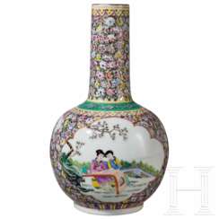 Famille-Rose-Vase mit Qianlong-Nian-Zhi-Marke, China, Mitte 20. Jhdt.