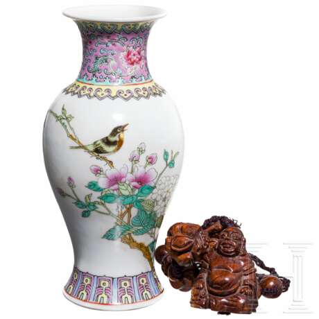 Porzellanvase und Halskette, China, 20. Jhdt. - photo 1