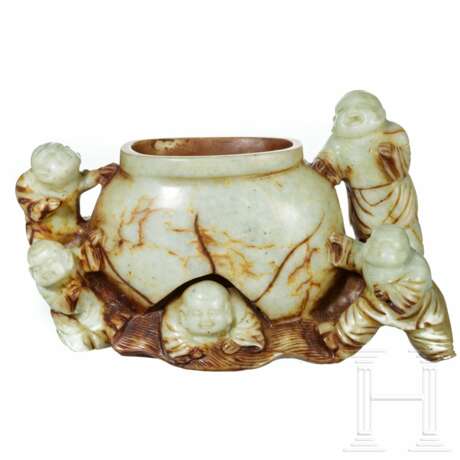 Große Jade-Vase mit figürlichem Dekor, China, 20. Jhdt. - photo 1