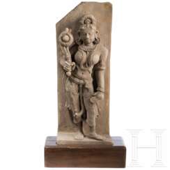 Sandsteinfigur einer weiblichen Gottheit (Dewi Sri?), Indien, wohl 18./19. Jhdt.