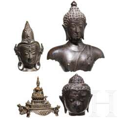 Drei Bronzeköpfe und eine Stupa, Thailand/Tibet/Nepal, 20. Jhdt.