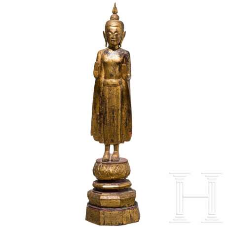 Stehender Buddha aus Holz, Thailand, um 1900 - photo 1