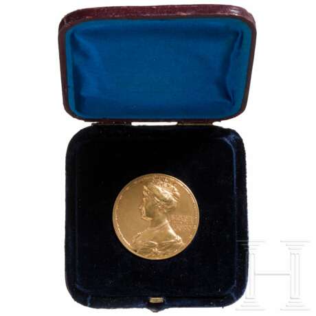 Kaiserin Auguste Viktoria - Ehrenmedaille für weibliche Dienstboten für 30 Dienstjahre in silbervergoldeter Ausführung - photo 1