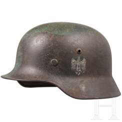 Stahlhelm M 35 des Heeres mit einem Abzeichen