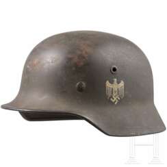 Stahlhelm M 40 des Heeres mit einem Abzeichen