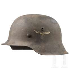 Stahlhelm M 42 der Luftwaffe mit einem Abzeichen