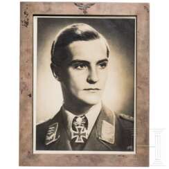Hauptmann Hans-Joachim Marseille - silberner Geschenkrahmen mit Portraitfoto