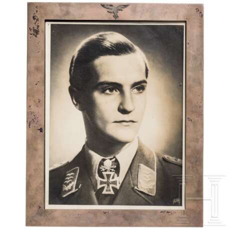 Hauptmann Hans-Joachim Marseille - silberner Geschenkrahmen mit Portraitfoto - photo 1