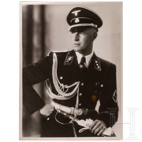 Großformatiges Portraitfoto eines Untersturmführers der SS-Schule Braunschweig - фото 1