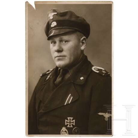 Portraitfoto eines Untersturmführers der 1. Pz.Div. "LAH" - photo 1