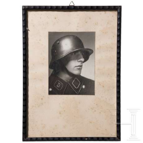 Gerahmtes Portraitfoto eines SS-Mannes der Standarte "Deutschland" - Foto 1