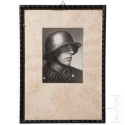 Gerahmtes Portraitfoto eines SS-Mannes der Standarte "Deutschland"