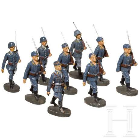 Neun Elastolin Soldaten der Luftwaffe im Marsch - фото 1