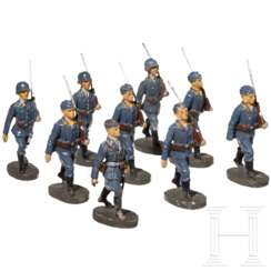 Neun Elastolin Soldaten der Luftwaffe im Marsch