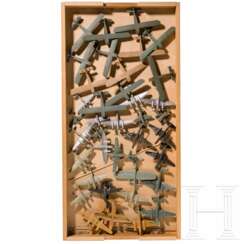 Holzschachtel mit ca. 35 militärischen Flugzeug-Miniaturmodellen