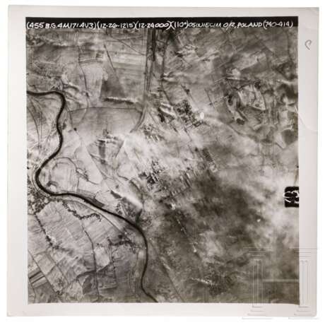 Bombardement der Buna-Werke in Auschwitz-Monowitz - US-Luftaufnahme von den Luftangriffen im August oder September 1944 - фото 1