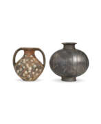 Han-Dynastie. A TWIN-HANDLED PAINTED BLACK POTTERY JAR AND A LARGE GREY POTTERY 'COCOON' JAR