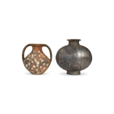 A TWIN-HANDLED PAINTED BLACK POTTERY JAR AND A LARGE GREY POTTERY 'COCOON' JAR - Foto 1