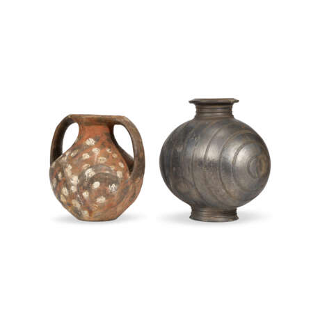 A TWIN-HANDLED PAINTED BLACK POTTERY JAR AND A LARGE GREY POTTERY 'COCOON' JAR - Foto 2