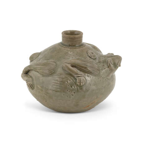 A YUE CELADON FROG-FORM WATER POT - photo 4
