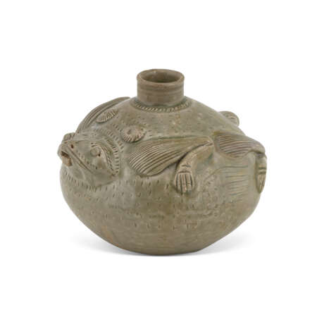 A YUE CELADON FROG-FORM WATER POT - photo 6