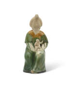 Tang-Dynastie. A SANCAI-GLAZED POTTERY FIGURE OF A SEATED LADY AND CHILD