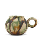 Dynastie Tang. A SMALL SANCAI-GLAZED POTTERY HANDLED CUP