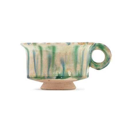 A RARE BLUE, GREEN, AND CREAM-GLAZED POTTERY HANDLED CUP - фото 2