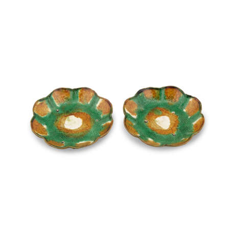 TWO MOULDED SANCAI-GLAZED PETAL-RIMMED DISHES - фото 1