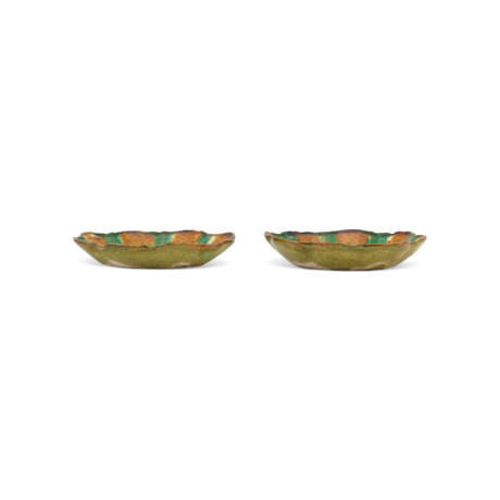 TWO MOULDED SANCAI-GLAZED PETAL-RIMMED DISHES - фото 3