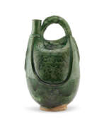 Dynastie Liao. AN INCISED GREEN-GLAZED POTTERY FLASK