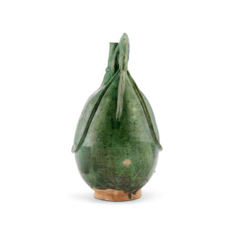 AN INCISED GREEN-GLAZED POTTERY FLASK - Foto 2