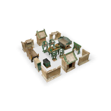 A GROUP OF SANCAI-GLAZED POTTERY FURNITURE AND ARCHITECTURE MODELS - Foto 3