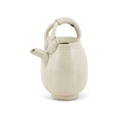 A SMALL DING WHITE-GLAZED MELON-FORM EWER - Foto 1