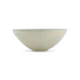 A CARVED QINGBAI-TYPE BOWL - фото 2